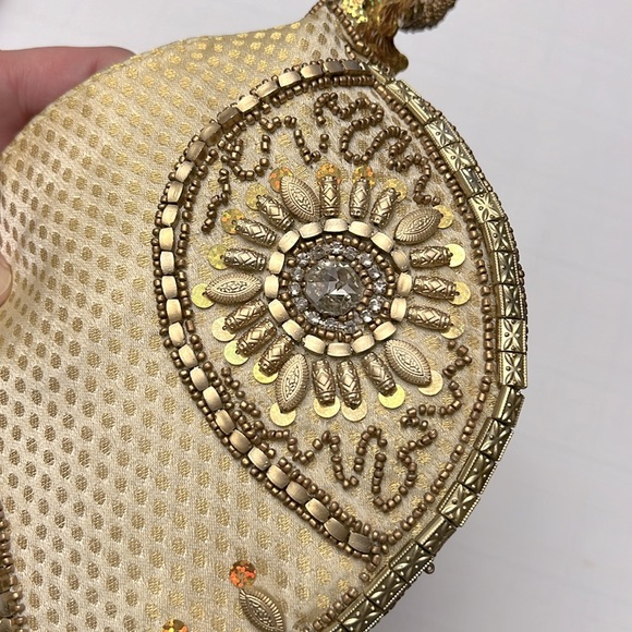 🥠 Vintage Unique Gold Beaded
Embellished Fortune Cookie
Mini Handbag - Picture 7 of 8